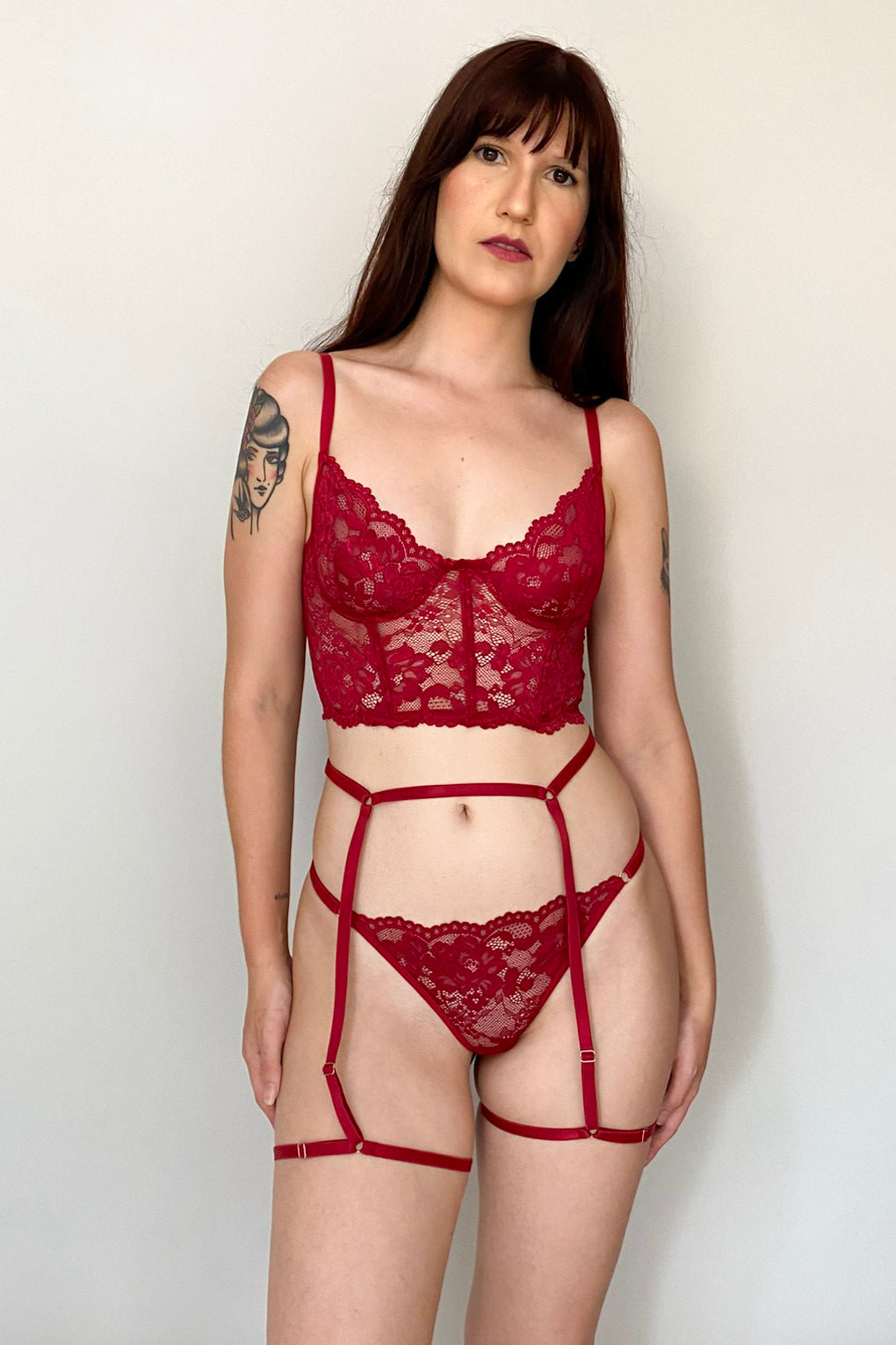 Conjunto De Lingerie Afrodite Em Renda Sem Bojo Com Aro De Sustentação E Cinta liga- Vermelho