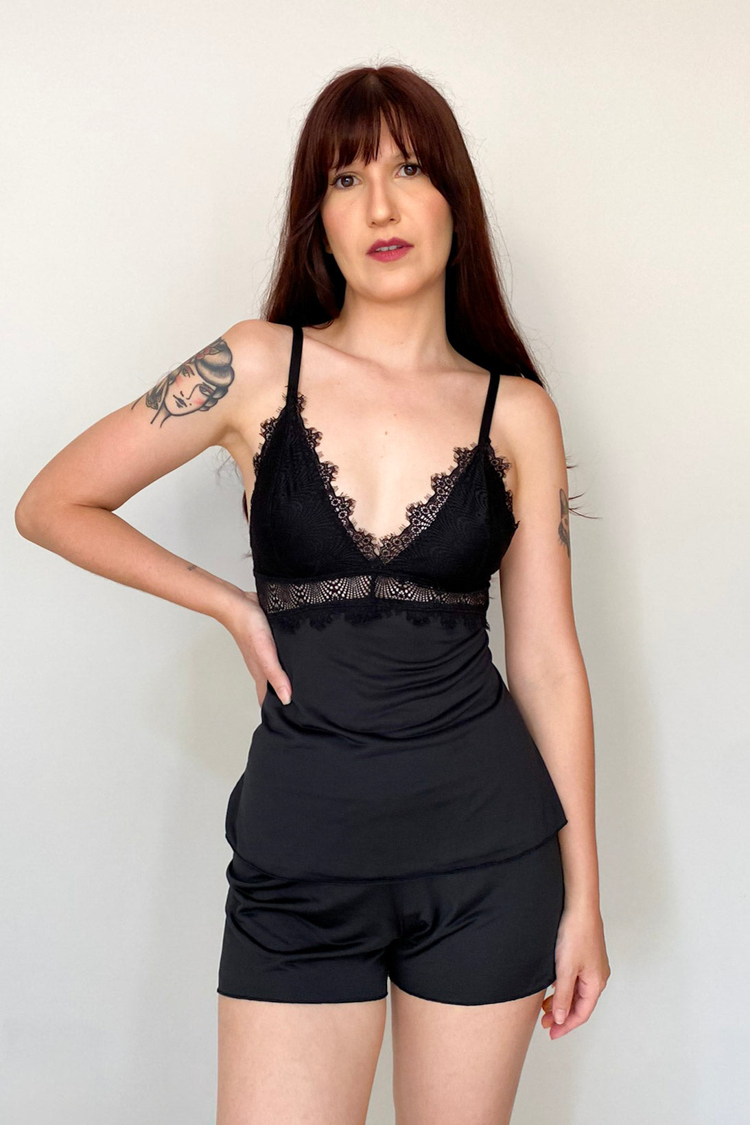 Short Doll Em Liganete Aurora Com Detalhes em Renda- Preto