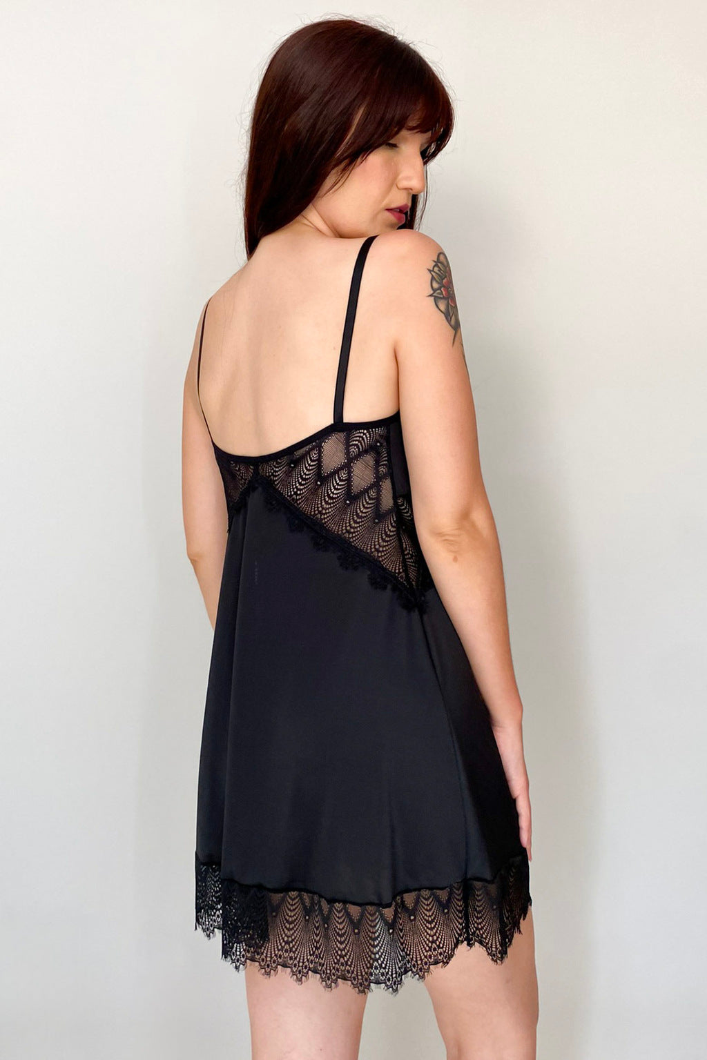 Camisola Em Liganete Vênus Com Detalhes Em Renda- Preta