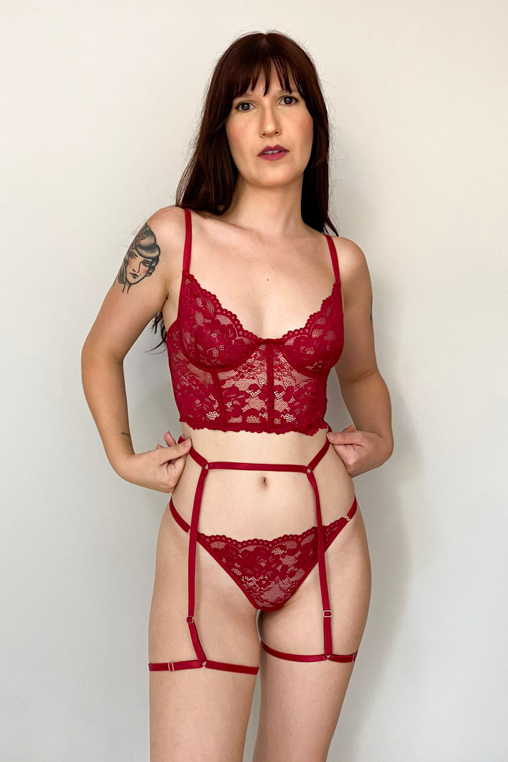 Conjunto De Lingerie Afrodite Em Renda Sem Bojo Com Aro De Sustentação E Cinta liga- Vermelho