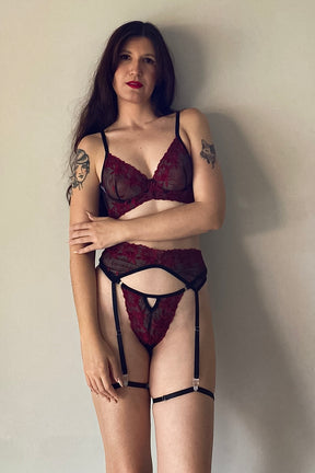 Conjunto De Lingerie Sensações Em Tule Bordado Sem Bojo Com Aro de Sustentação E Cinta Liga- Preto