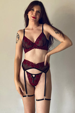 Conjunto De Lingerie Sensações Em Tule Bordado Sem Bojo Com Aro de Sustentação E Cinta Liga- Preto