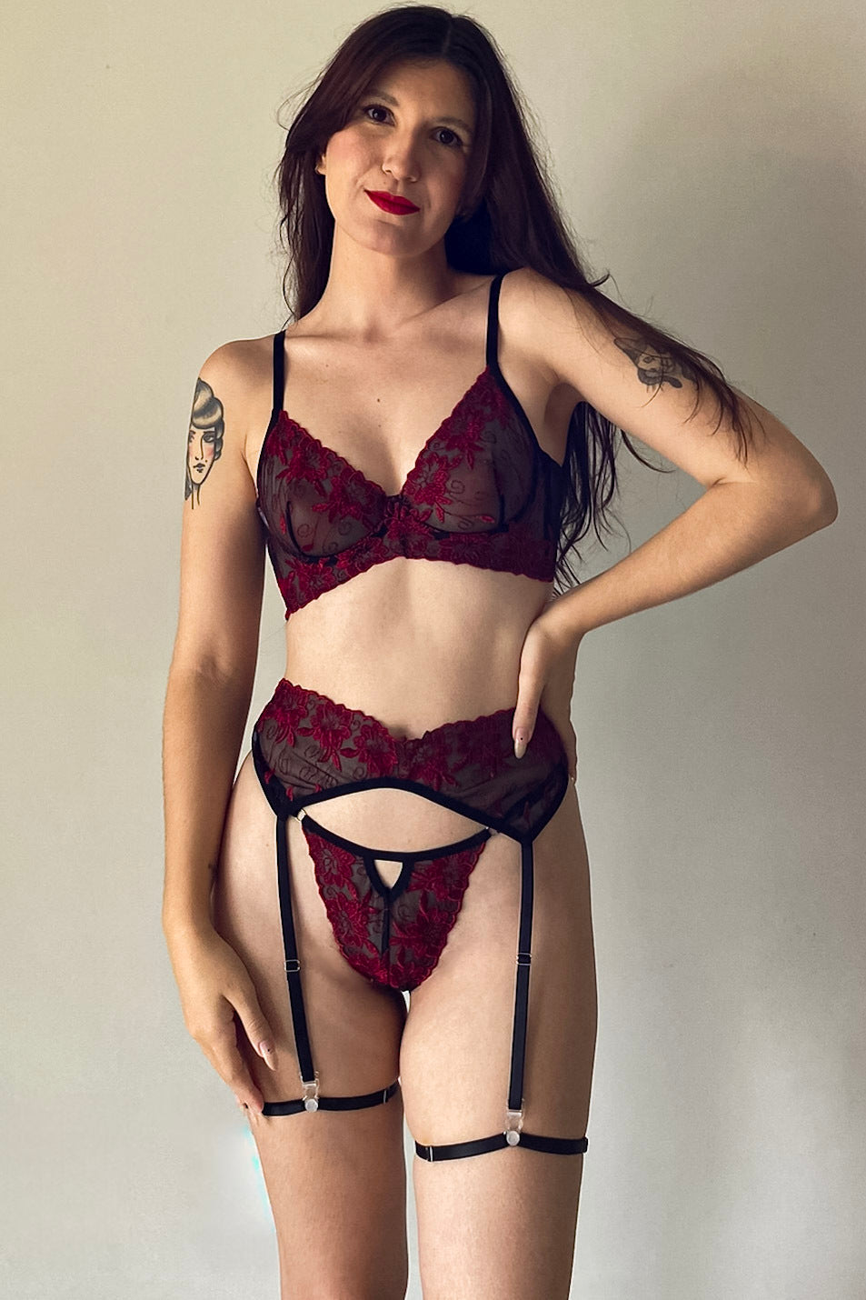 Conjunto De Lingerie Sensações Em Tule Bordado Sem Bojo Com Aro de Sustentação E Cinta Liga- Preto