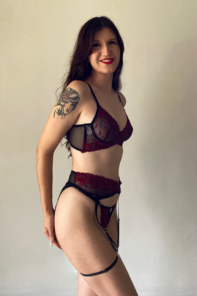 Conjunto De Lingerie Sensações Em Tule Bordado Sem Bojo Com Aro de Sustentação E Cinta Liga- Preto