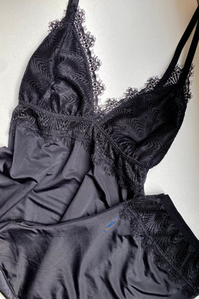 Short Doll Em Liganete Aurora Com Detalhes em Renda- Preto