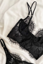 Conjunto De Lingerie Fascínio- Corselet Em Renda Chantily Com Tule Fino - Preto